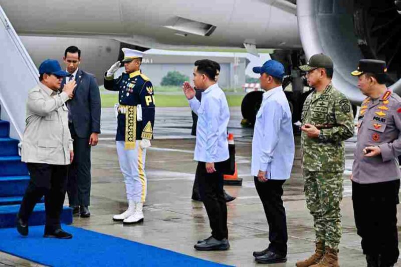 Prabowo Subianto tiba di Jakarta usai diplomasi ke Rusia dan Prancis, disambut Wapres Gibran.