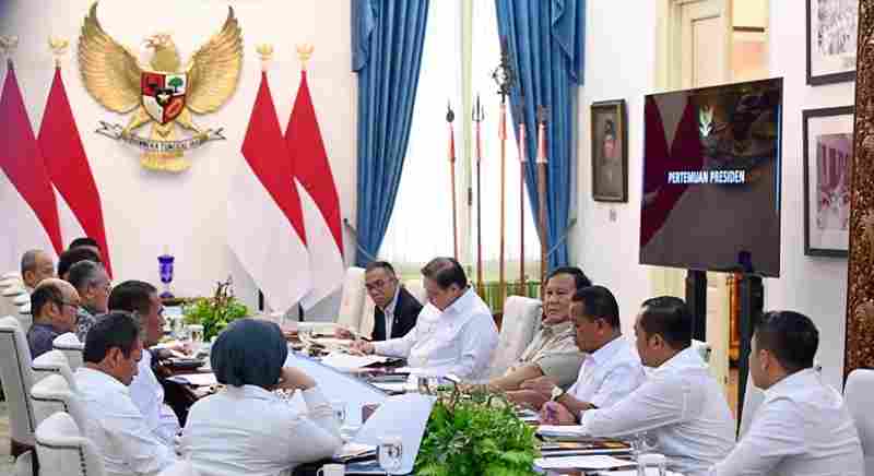 Presiden Prabowo Subianto memimpin rapat terbatas bersama sejumlah menteri Kabinet Merah Putih di Istana Merdeka, Jakarta, pada Selasa, 7 April 2026. 