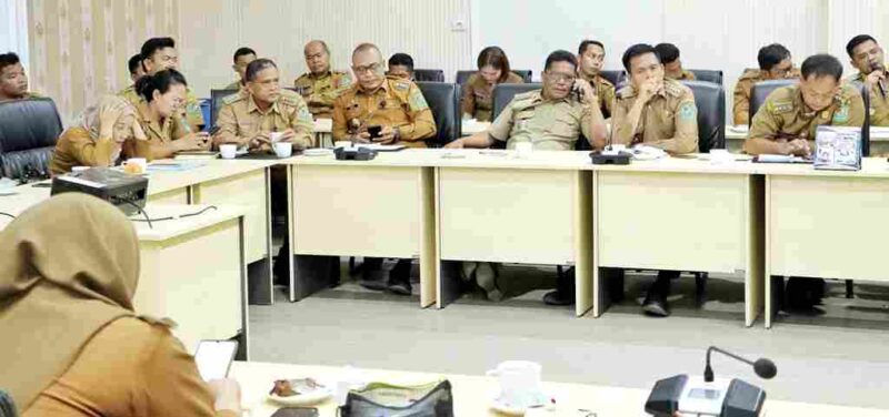 Rapat koordinasi pengelolaan sampah di Kantor Bupati Simalungun, Pamatang Raya, Selasa, 7 April 2026.