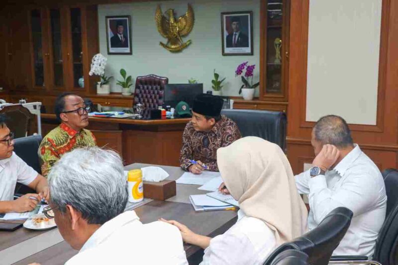 Audensi Wakil Bupati Samosir, Ariston Tua Sidauruk, dengan Menteri Kehutanan, Raja Juli Antoni, di Gedung Manggala Wanabakti, Kantor Kementerian Kehutanan, di Jakarta, Selasa (14 April 2026).