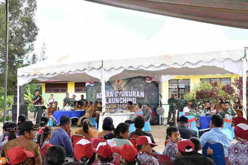 Bupati Samosir, Vandiko T. Gultom, bersama Komandan Kodim (Dandim) 0210/TU Letkol Inf. Ronald Tampubolon, secara simbolis memulai pembangunan 30 titik sumur bor