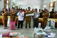Bupati Samosir, Vandiko T. Gultom, menyerahkan langsung bantuan tersebut di Aula Dinas Ketahanan Pangan, Pertanian dan Perikanan, Senin (13/04/2026).