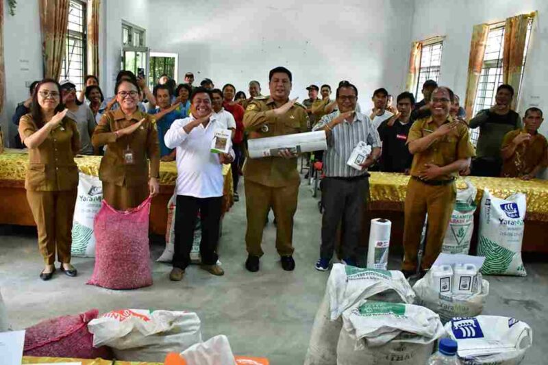 Bupati Samosir, Vandiko T. Gultom, menyerahkan langsung bantuan tersebut di Aula Dinas Ketahanan Pangan, Pertanian dan Perikanan, Senin (13/04/2026).
