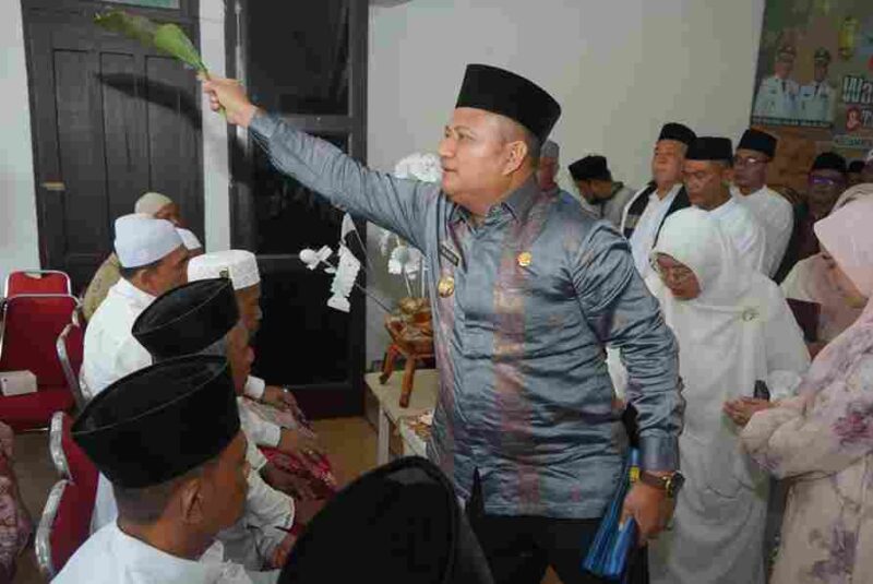 Rangkaian kegiatan Walimatul Safar dan Tepung Tawar bagi calon jemaah haji yang akan berangkat ke Tanah Suci, yang digelar di aula PT Socfindo, Kamis (16 April 2026) sore.