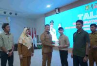 Wakil Bupati Asahan, Rianto saat menyerahkan Paspor kepada salah satu peserta tenaga Kerja ke Jepang.