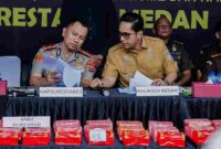 Wali Kota Medan Rico Tri Putra Bayu Waas bersama Kapolrestabes Medan Kombes Pol Dr. Jean Calvijn Simanjuntak saat konferensi Pers.