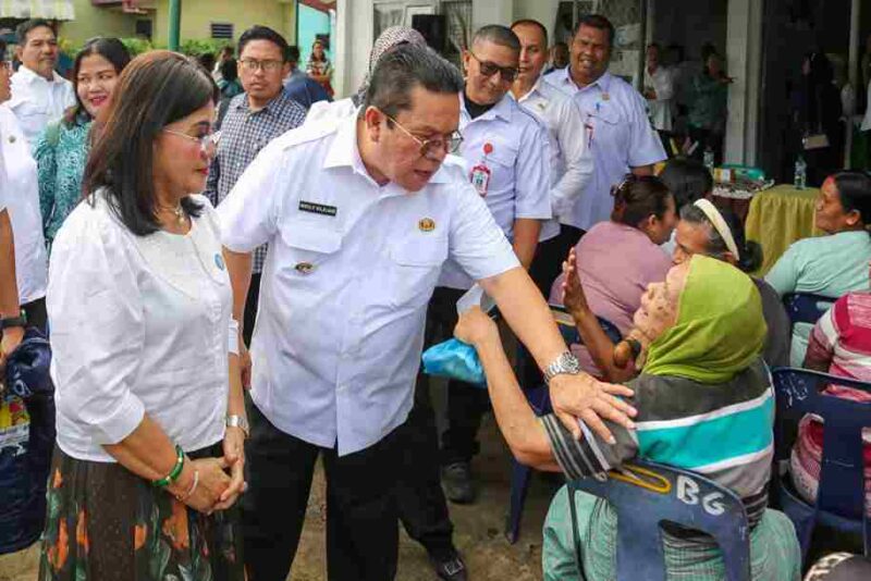 Wali Kota Wesly Silalahi bersama Ketua TP PKK Liswati Wesly Silalahi, saat meluncurkan penyaluran bantuan pangan untuk alokasi Februari–Maret 2026 di Kantor Lurah Parhorasan Nauli, Kecamatan Siantar Marihat, Rabu, 8 April 2026.