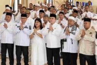 Salah satu rangkaian kegiatan saat bimbingan manasik haji bagi Jamaah Calon Haji (JCH) Kota Pematangsiantar Tahun 1447 Hijriah/2026 Masehi di Gedung Serbaguna Sugiono Kompi 2 Batalyon B Brimob, Jalan Ahmad Yani, Rabu (15 April 2026) pagi.