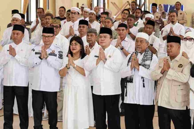 Salah satu rangkaian kegiatan saat bimbingan manasik haji bagi Jamaah Calon Haji (JCH) Kota Pematangsiantar Tahun 1447 Hijriah/2026 Masehi di Gedung Serbaguna Sugiono Kompi 2 Batalyon B Brimob, Jalan Ahmad Yani, Rabu (15 April 2026) pagi.