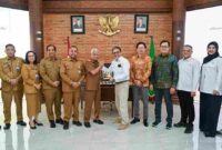 Wakil Gubernur Sumatera Utara, Surya, saat menerima audiensi Satuan Kerja Khusus Pelaksana Kegiatan Usaha Hulu Minyak dan Gas Bumi (SKK Migas) bersama jajaran Kontraktor Kontrak Kerja Sama (KKKS) di Kantor Gubernur Sumut, Jalan Diponegoro Nomor 30, Medan, Senin, 11 Mei 2026.
