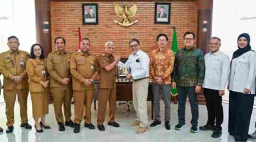 Wakil Gubernur Sumatera Utara, Surya, saat menerima audiensi Satuan Kerja Khusus Pelaksana Kegiatan Usaha Hulu Minyak dan Gas Bumi (SKK Migas) bersama jajaran Kontraktor Kontrak Kerja Sama (KKKS) di Kantor Gubernur Sumut, Jalan Diponegoro Nomor 30, Medan, Senin, 11 Mei 2026.