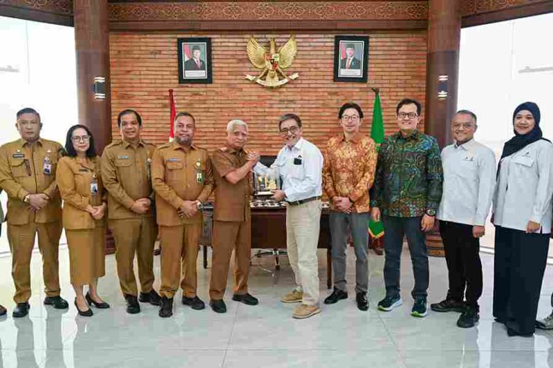 Wakil Gubernur Sumatera Utara, Surya, saat menerima audiensi Satuan Kerja Khusus Pelaksana Kegiatan Usaha Hulu Minyak dan Gas Bumi (SKK Migas) bersama jajaran Kontraktor Kontrak Kerja Sama (KKKS) di Kantor Gubernur Sumut, Jalan Diponegoro Nomor 30, Medan, Senin, 11 Mei 2026.