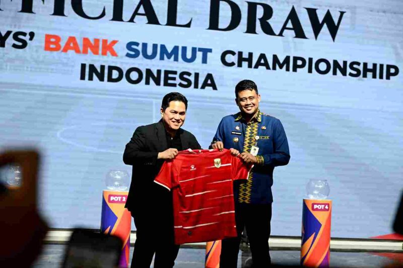 Gubernur Sumatera Utara (Sumut) Muhammad Bobby Afif Nasution Bersama Ketua PSSI Erick Thohir, Walikota Medan Ricko Waas, serta Presiden AFF Khiev Sameth menyaksikan Drawing Grup Piala AFF U19 atau Asean U19 Boys’ Bank Sumut Championship 2026 di Aula Raja Inal Siregar, Kantor Gubernur Sumut, Jalan Diponegoro 30, Medan,  Kamis (7/5/2026).