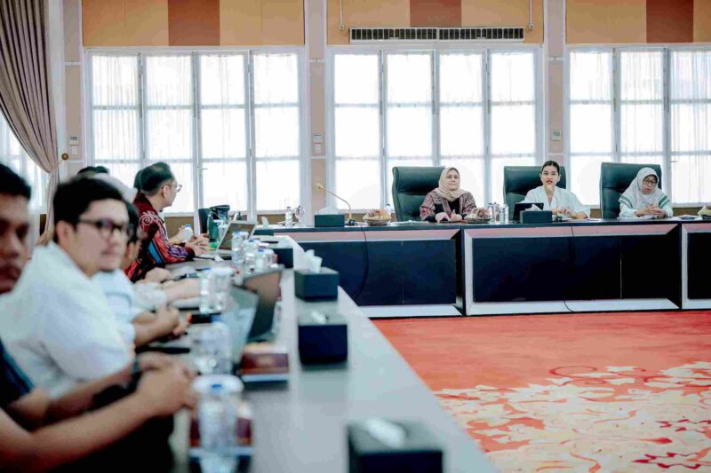 Ketua Dewan Kerajinan Nasional Daerah (Dekranasda) Sumut Kahiyang Ayu  bersama Wakil Ketua Titiek Sugiharti memimpin Rapat Persiapan BTN Indonesia Fashion Week (IFW) 2026, di Aula Tengku Rizal Nurdin, Jalan Sudirman Medan, Senin (25/5/2026).
