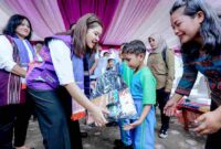 Ketua Tim Pembina Posyandu Provinsi Sumatera Utara (Sumut) Kahiyang Ayu meninjau pelaksanaan pelayanan Posyandu di SD Negeri 5 Pamutaran, Desa Pamutaran, Kecamatan Palipi, Kabupaten Samosir, Kamis (21/5/2026).