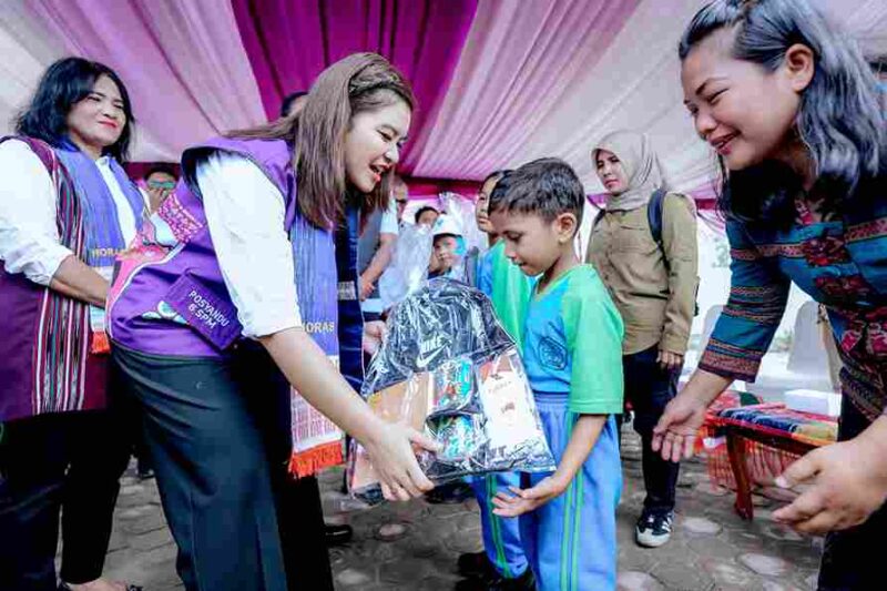 Ketua Tim Pembina Posyandu Provinsi Sumatera Utara (Sumut) Kahiyang Ayu meninjau pelaksanaan pelayanan Posyandu di SD Negeri 5 Pamutaran, Desa Pamutaran, Kecamatan Palipi, Kabupaten Samosir, Kamis (21/5/2026).