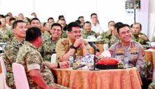 Gubernur Sumatera Utara (Sumut) Bobby Afif Nasution bersama Pangdam I/Bukit Barisan Mayjen TNI Hendy Antariksa, Kapolda Sumut Irjen Pol Whisnu Hermawan Februanto, serta jajaran Forkopimda, mengikuti peresmian nasional operasionalisasi 1.061 Koperasi Desa/Kelurahan Merah Putih yang dipimpin Presiden Prabowo Subianto secara virtual dari KMP Tanjung Selamat, Kecamatan Medan Tuntungan, Sabtu (16/5/2026). 