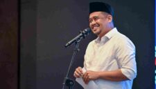 Gubernur Sumatera Utara Bobby Nasution menghadiri pelantikan Dewan Pimpinan Daerah (DPD) Ikatan Keluarga Nasution Dohot Anak Boruna (IKANAS) Sumatera Utara periode 2025–2030 yang digelar di Hotel Grand Mercure, Jalan Sutomo, Medan, Minggu (3 Mei 2026).