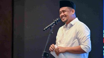 Gubernur Sumatera Utara Bobby Nasution menghadiri pelantikan Dewan Pimpinan Daerah (DPD) Ikatan Keluarga Nasution Dohot Anak Boruna (IKANAS) Sumatera Utara periode 2025–2030 yang digelar di Hotel Grand Mercure, Jalan Sutomo, Medan, Minggu (3 Mei 2026).