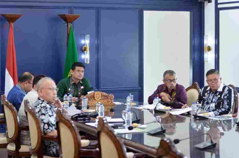 Gubernur Sumatera Utara (Sumut) Muhammad Bobby Afif Nasution menghadiri rapat arahan Kepala Satgas Percepatan Rehabilitasi dan Rekonstruksi Bencana Sumatera secara daring melalui aplikasi Zoom meeting di Ruang kerja Lantai 10 Kantor Gubernur Sumut Jalan Diponegoro Kota Medan, Kamis (21/5/2026). 