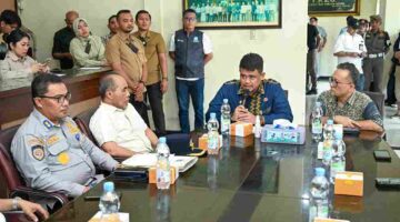 Gubernur Sumut Bobby Nasution mengunjungi Pool Bus Antar Lintas Sumatera (ALS) di Jalan Sisingamangaraja, Medan, Kamis (7/5/2026). 