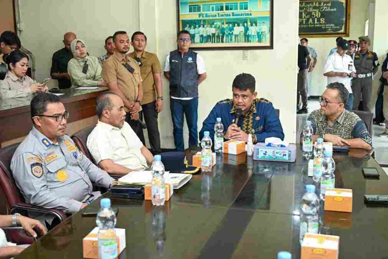 Gubernur Sumut Bobby Nasution mengunjungi Pool Bus Antar Lintas Sumatera (ALS) di Jalan Sisingamangaraja, Medan, Kamis (7/5/2026). 