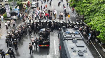 Polres Pematangsiantar Uji Kesiapsiagaan Lewat Simulasi Sispam Kota di Depan Balai Kota