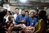 Gubernur Sumut Muhammad Bobby Afif Nasution didampingi Kepala Disperindag dan ESDM Sumut Dedi Jaminsyah Putra Harahap meninjau sejumlah pasar tradisional di Kota Medan, untuk memastikan ketersediaan dan harga bahan pokok, baru-baru ini.