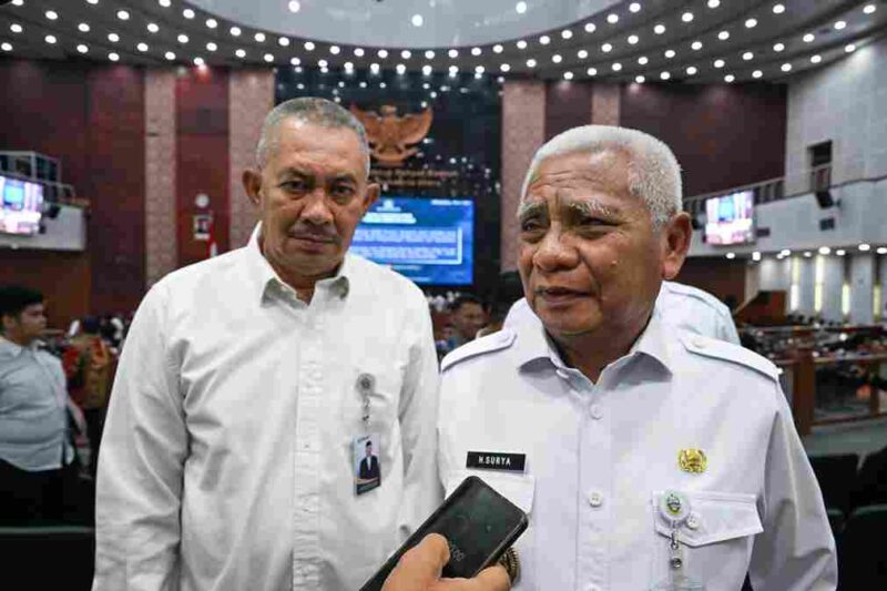 Wakil Gubernur Sumut Surya yang didampingi Pj Sekdaprov Sumut Sulaiman Harahap saat wawancara usai Rapat Paripurna DPRD Sumut dengan agenda Penyampaian Persetujuan DPRD Sumut terhadap Kerjasama Pemprov Sumut dengan Ironman Group tentang Kerja sama Pengembangan Pariwisata dan Kebudayaan Berkelanjutan serta agenda Penyampaian Persetujuan Usul Ranperda Provinsi Sumut tentang Bentuk Hukum PD. Aneka Industri Jasa menjadi PT. Aneka Industri Jasa (Perseroda) di Gedung Rapat Paripurna DPRD Sumut, Jalan Imam Bonjol, Medan, Rabu (6/5/2026).