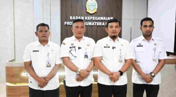 Plt Kepala Badan Kepegawaian Pemerintahan Provinsi Sumatera Utara (Sumut) Chusnul Fanany Sitorus bersama Kepala Dinas Kominfo Sumut Erwin Hotmansah Harahap, saat memberi keterangan terkait kekeliruan informasi tentang pembukaan 9.759 formasi CPNS pada tahun 2026 oleh Pemprov Sumut, di Kantor Bapeg Sumut, Jalan Tengku Daud, Medan, Rabu (6/5/2026).
