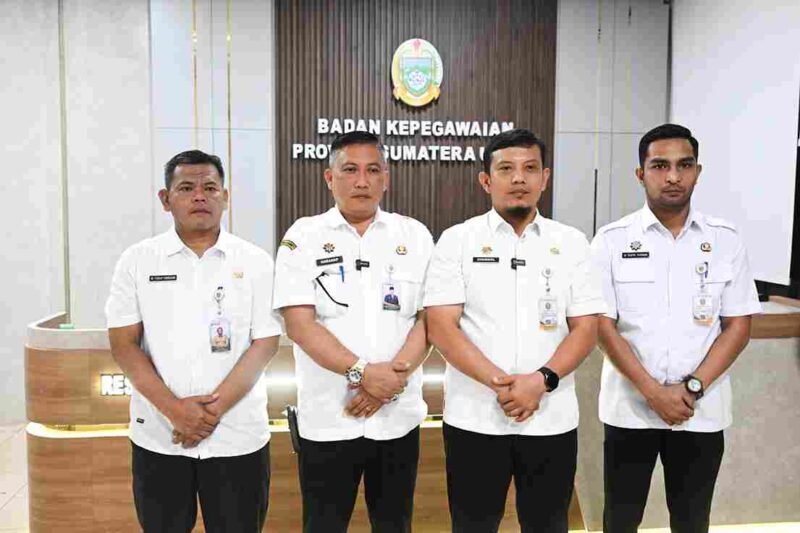 Plt Kepala Badan Kepegawaian Pemerintahan Provinsi Sumatera Utara (Sumut) Chusnul Fanany Sitorus bersama Kepala Dinas Kominfo Sumut Erwin Hotmansah Harahap, saat memberi keterangan terkait kekeliruan informasi tentang pembukaan 9.759 formasi CPNS pada tahun 2026 oleh Pemprov Sumut, di Kantor Bapeg Sumut, Jalan Tengku Daud, Medan, Rabu (6/5/2026).