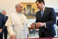 Pope Leo XIV bertemu dengan Marco Rubio di Vatikan pada Kamis. (Simone Risoluti/via REUTERS)