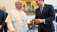 Pope Leo XIV bertemu dengan Marco Rubio di Vatikan pada Kamis. (Simone Risoluti/via REUTERS)