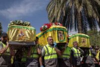 Para pelayat menghadiri upacara pemakaman tiga pejuang Hezbollah di Lebanon selatan bulan lalu. (Marko Djurica/Reuters)