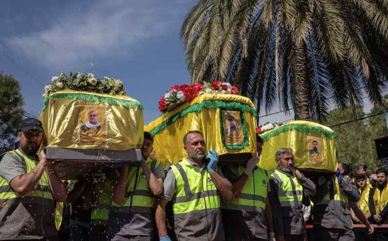Para pelayat menghadiri upacara pemakaman tiga pejuang Hezbollah di Lebanon selatan bulan lalu. (Marko Djurica/Reuters)