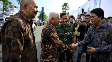 Wakil Gubernur Sumatera Utara (Sumut)  Surya didampingi Penjabat Sekretaris Daerah Provinsi (Sekdaprov)  Sumut Sulaiman Harahap, menghadiri Festival Kesenian Sumatera Utara bertema Harmoni Kolaborasi Seni, Satu Panggung Seribu Warna di halaman Plaza Medan Fair, Jalan Gatot Subroto, Medan, Jumat (8/5/2026).