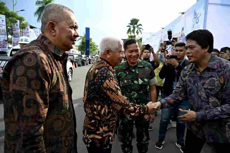 Wakil Gubernur Sumatera Utara (Sumut)  Surya didampingi Penjabat Sekretaris Daerah Provinsi (Sekdaprov)  Sumut Sulaiman Harahap, menghadiri Festival Kesenian Sumatera Utara bertema Harmoni Kolaborasi Seni, Satu Panggung Seribu Warna di halaman Plaza Medan Fair, Jalan Gatot Subroto, Medan, Jumat (8/5/2026).