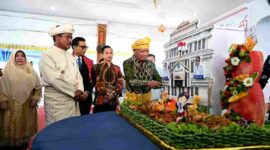 Wakil Gubernur Sumatera Utara (Sumut)  Surya di dampingi OPD memotong tumpeng pada  acara Resepsi Hari Jadi ke-154 Kota Binjai di Pendopo Umar Baki, Binjai, Minggu (17/5/2026).