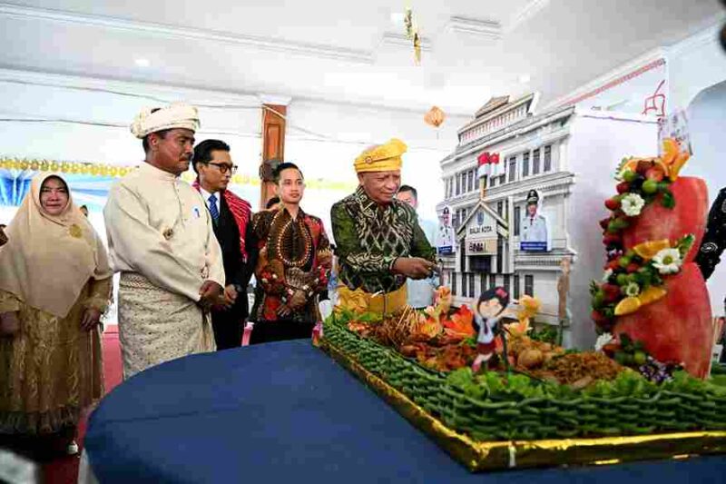 Wakil Gubernur Sumatera Utara (Sumut)  Surya di dampingi OPD memotong tumpeng pada  acara Resepsi Hari Jadi ke-154 Kota Binjai di Pendopo Umar Baki, Binjai, Minggu (17/5/2026).