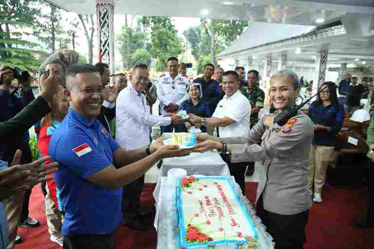 Pemerintah Kota Pematangsiantar menggelar peringatan Hari Buruh Internasional (May Day) 2026 yang berlangsung pada Jumat (1/5/2026) di Lapangan Adam Malik, Kota Pematangsiantar.