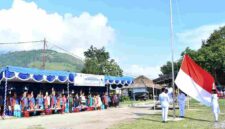 Upacara peringatan Hari Pendidikan Nasional (Hardiknas) 2026 yang berlangsung pada Jumat (2/5/2026) di Tanah Lapang Pangururan, Kabupaten Samosir.