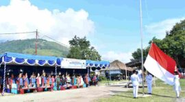 Upacara peringatan Hari Pendidikan Nasional (Hardiknas) 2026 yang berlangsung pada Jumat (2/5/2026) di Tanah Lapang Pangururan, Kabupaten Samosir.