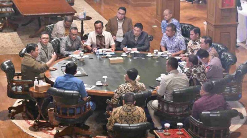 Presiden Prabowo Subianto menggelar rapat terbatas bersama sejumlah anggota Kabinet Merah Putih di kediamannya di Hambalang, Kabupaten, Jawa Barat, pada Sabtu, 2 Mei 2026.