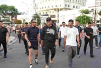 Wali Kota Medan Rico Waas bersama Arya Sinulingga dan Dandim berbaur dengan warga di CFD Lapangan Merdeka Medan.