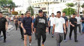 Wali Kota Medan Rico Waas bersama Arya Sinulingga dan Dandim berbaur dengan warga di CFD Lapangan Merdeka Medan.