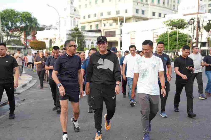 Wali Kota Medan Rico Waas bersama Arya Sinulingga dan Dandim berbaur dengan warga di CFD Lapangan Merdeka Medan.