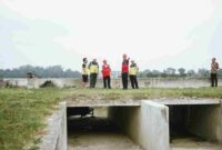 Dinas Sumber Daya Air, Bina Marga, dan Bina Konstruksi (SDABMBK) saat melaksanakan peninjauan.