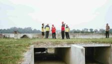 Dinas Sumber Daya Air, Bina Marga, dan Bina Konstruksi (SDABMBK) saat melaksanakan peninjauan.