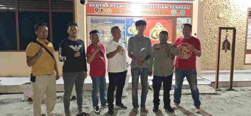 seorang pria yang diduga sebagai pelaku penganiayaan menggunakan senjata tajam jenis arit akhirnya ditangkap.