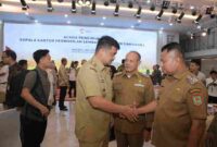 Wakil Bupati Asahan, Rianto, SH saat bersalaman dengan Gubernur Sumut Bobby Nasution disela-sela acara. 